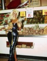 Jayne Mansfield grocery shopping in Las Vegas, 1959