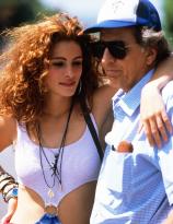 Garry Marshall with Julia Roberts on the set of his film Pretty Woman in 1989