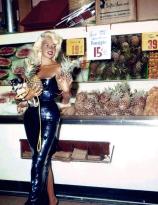 Jayne Mansfield goes shopping