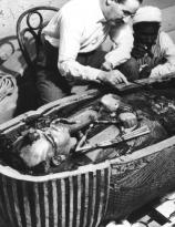 Opening of King Tuts sarcophagus (1924)