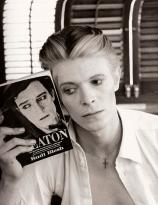 David Bowie with Buster Keaton book (1975) Photo by Steve Schapiro
